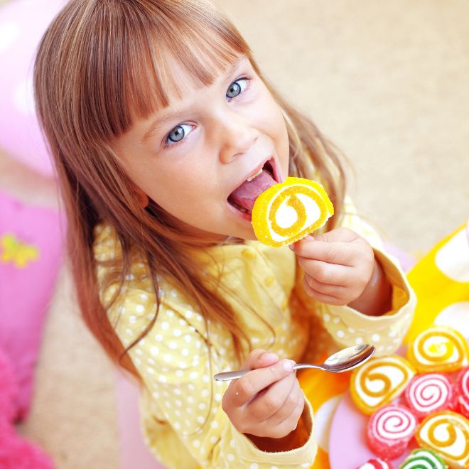 Mädchen isst Süßigkeiten